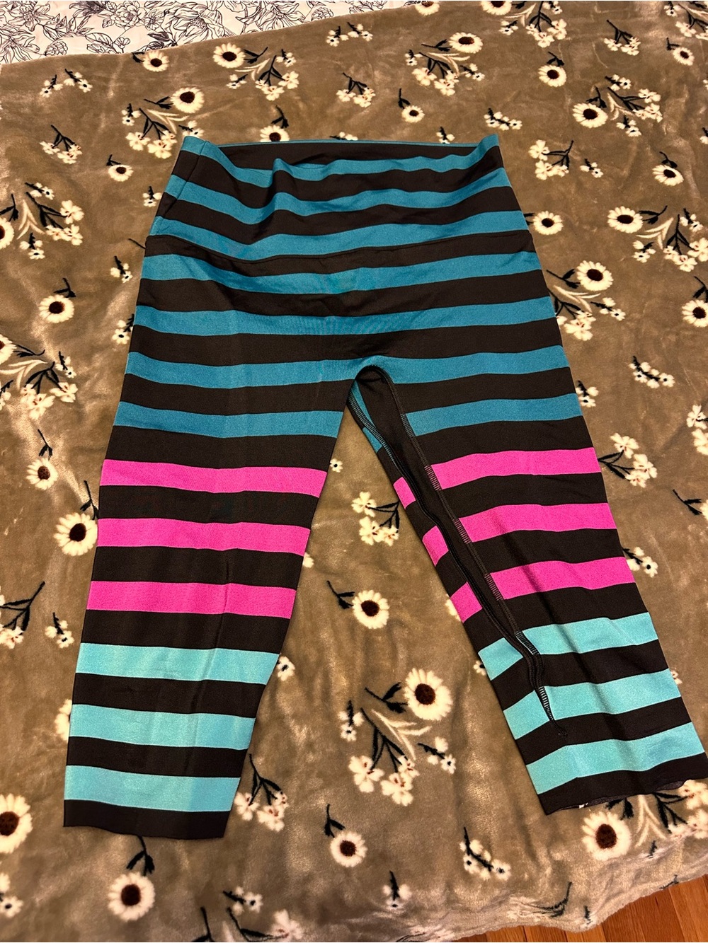 Kdeer Capri Leggings in Teal, Pink & Black size L